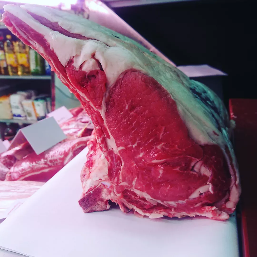 Chuletón de ternera de Ávila sobre el mostrador